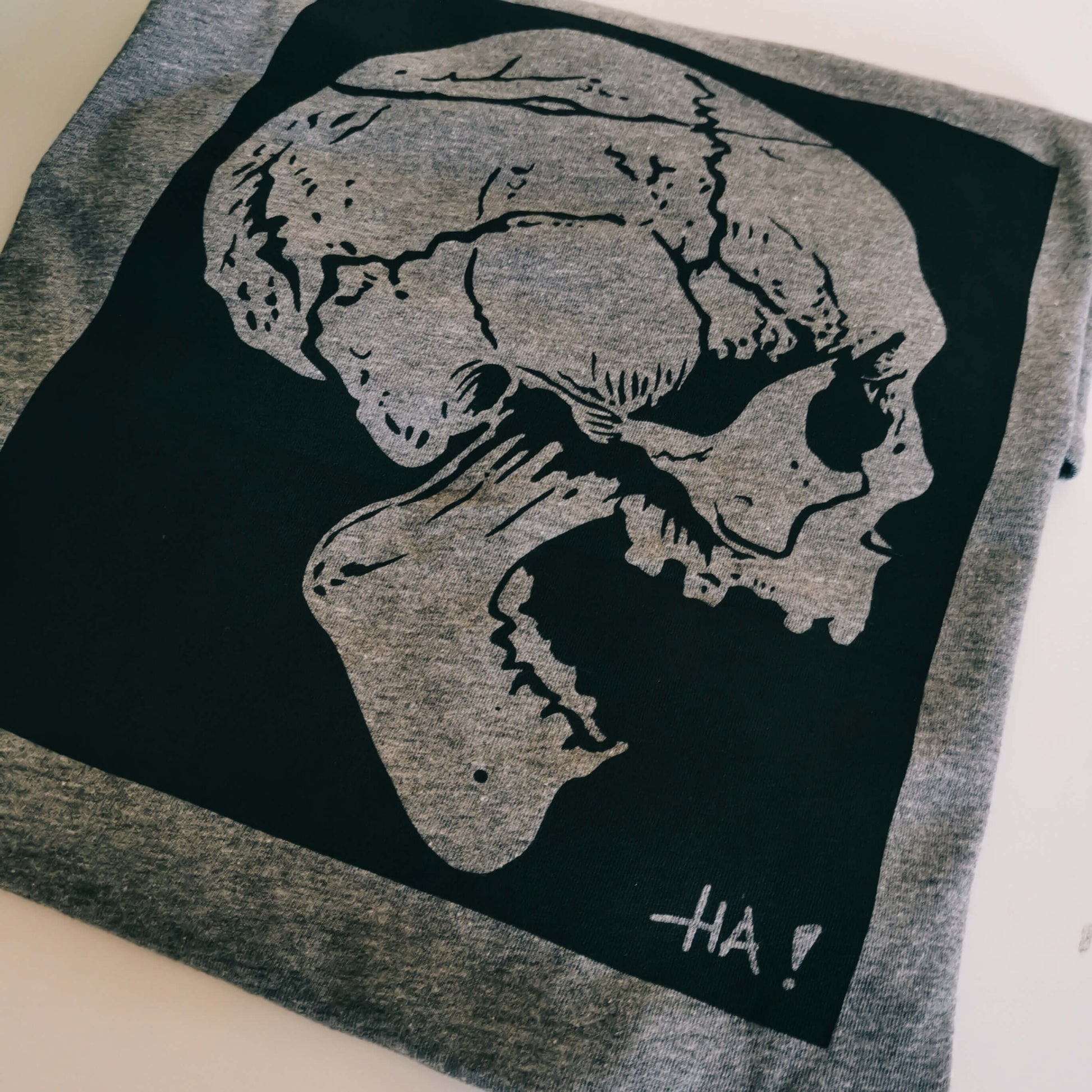 A close up to our skull gothic grey t-shirts.