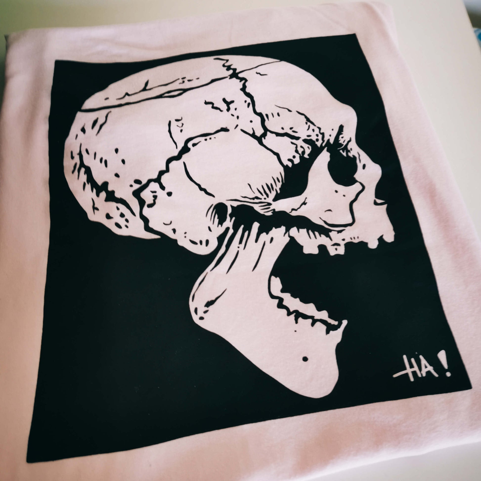 A close up to the gothic skull t-shirt in pink color. 